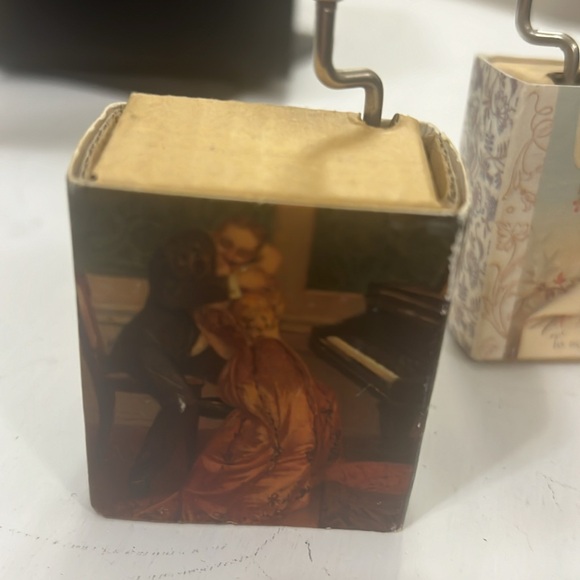Set Of TWO SMALL MATCHBOX SIZE WIND UP MUSIC BOXES - Picture 8 of 8